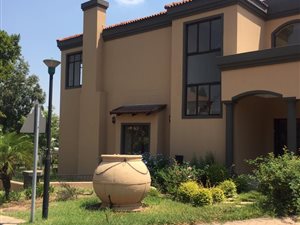5 Bedroom House in Blue Valley Golf Estate