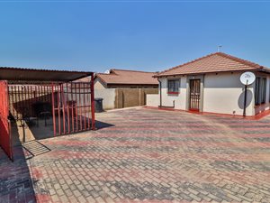 3 Bed House in Lotus Gardens