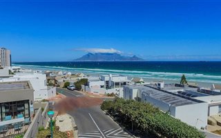 5 Bedroom House in Bloubergstrand