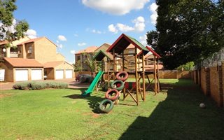 2 Bedroom Townhouse in Die Hoewes