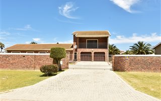 5 Bedroom House in Amsterdamhoek