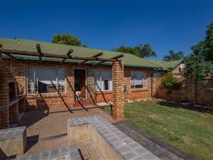 2 Bed Townhouse in Rooihuiskraal North
