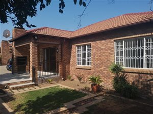 3 Bed Townhouse in Rooihuiskraal North