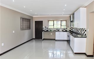 2 Bedroom Garden Cottage in Morningside