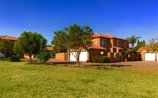 4 Bedroom House in Die Hoewes