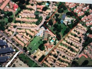 5000 m² Land available in Die Hoewes