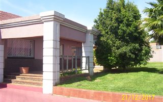 3 Bedroom House in Tulisa Park