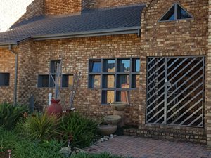 5 Bedroom House in Van Riebeeck Park