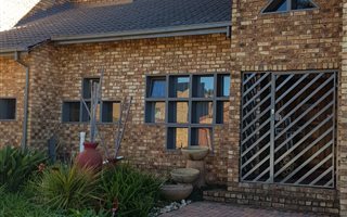 5 Bedroom House in Van Riebeeck Park