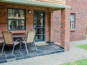 2 Bed Apartment in Doornpoort and surrounds