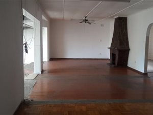 250 m² Commercial space in Amanzimtoti