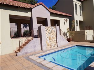 2 Bed Apartment in Constantia Kloof