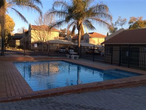2 Bed Apartment in Die Hoewes