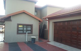 4 Bedroom House in Schoongezicht