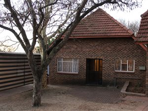 2 Bed Garden Cottage in Meyerspark