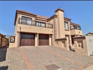 5 Bed House in Amberfield Manor
