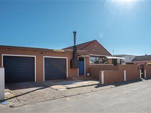 3 Bed House in Malibu Village