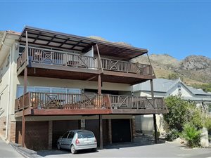 2 Bed Apartment in Gordons Bay Central