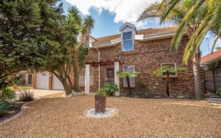 4 Bedroom House in Kleinbosch