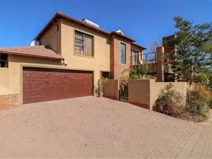 3 Bed Townhouse in Ruimsig Country Estate