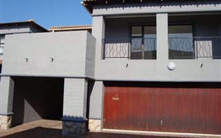 4 Bedroom House in Bloubergstrand