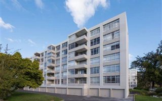 3 Bedroom Apartment in Wynberg
