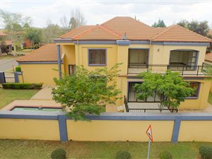 4 Bed House in Silver Lakes Golf Estate