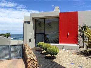 5 Bed House in Bloubergstrand