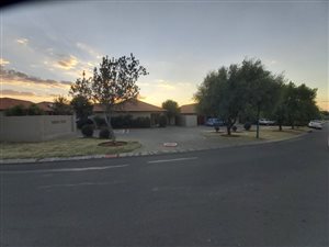 2 Bed Apartment in Woodland Hills