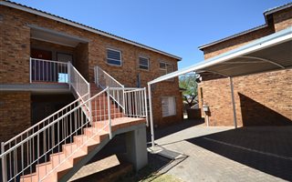 2 Bedroom Townhouse in Roodepoort Central