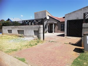 3 Bed House in Zakariyya Park
