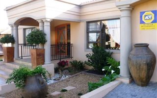 5 Bedroom House in Van Riebeeckshof