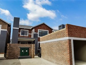 3 Bed Townhouse in Heuwelsig