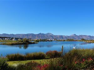 2 Bed Apartment in Somerset Lakes