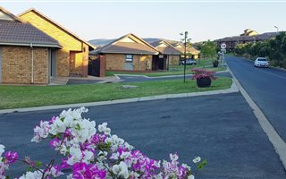 3 Bedroom Townhouse in Featherbrooke Estate