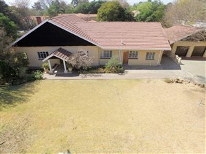 6 Bed House in Lakefield