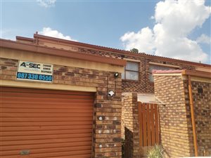 3 Bed Townhouse in Vanderbijlpark CE3