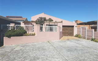 3 Bedroom House in Strandfontein
