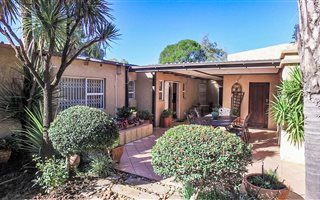3 Bedroom House in Universitas