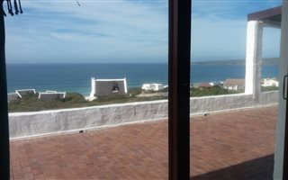 4 Bedroom House in Boggomsbaai