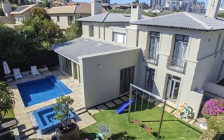 4 Bedroom Cluster in Benmore Gardens