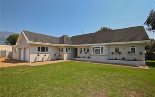 4 Bedroom House in Tokai