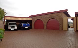 4 Bedroom House in Kloofendal