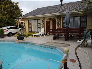 6.5 Bed House in Beacon Bay