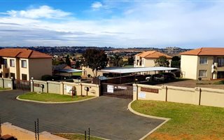 2 Bedroom Townhouse in Grobler Park