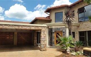 4 Bedroom Duplex in Van Der Hoff Park