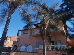 6 Bed House in Oakdene