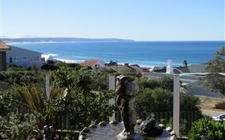 4 Bedroom House in Boggomsbaai