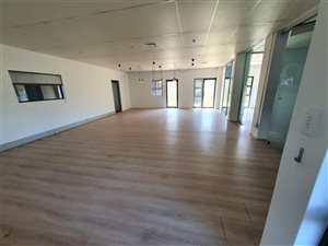 165 m² Commercial space in Shere