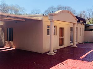 4 Bed House in Lynnwood Glen
